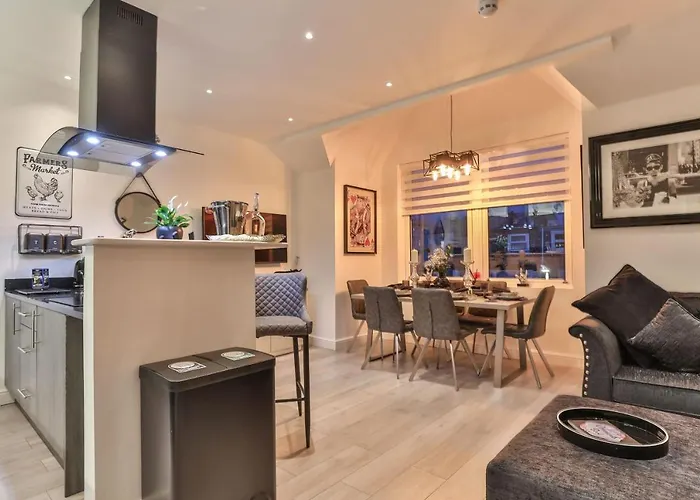 The Hepburn - Top Floor - Luxury For Up To 6 Guests Near Open Air Theatre And North Bay